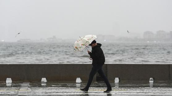 �zmir'de sa�anak ve f�rt�na alarm�: Cadde ve sokaklar g�le d�nd�