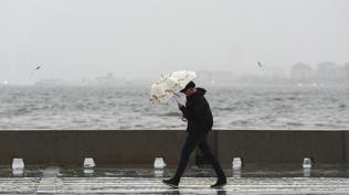 İzmir'de sağanak ve fırtına alarmı: Cadde ve sokaklar göle döndü