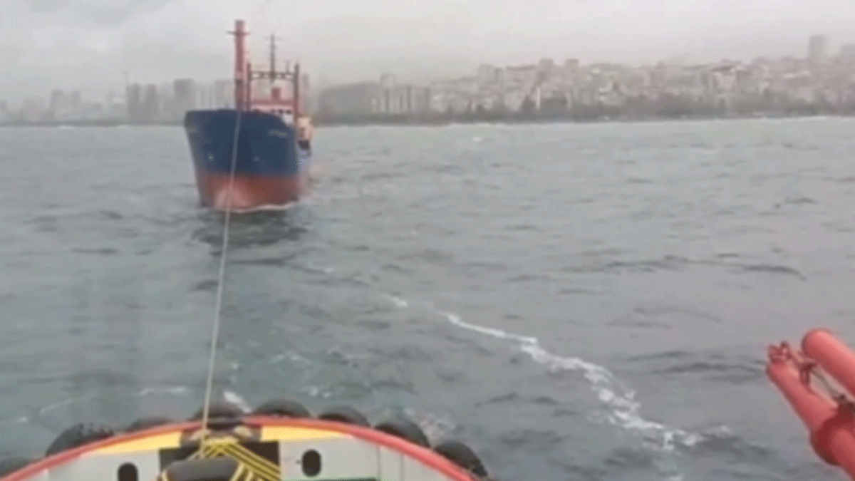 Kartal a��klar�nda s�r�klenen kargo gemisi kurtar�ld�