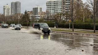 Kartal sahilinde dalgalar yola vurdu: Y�r�y�� yollar� suyla kapland�