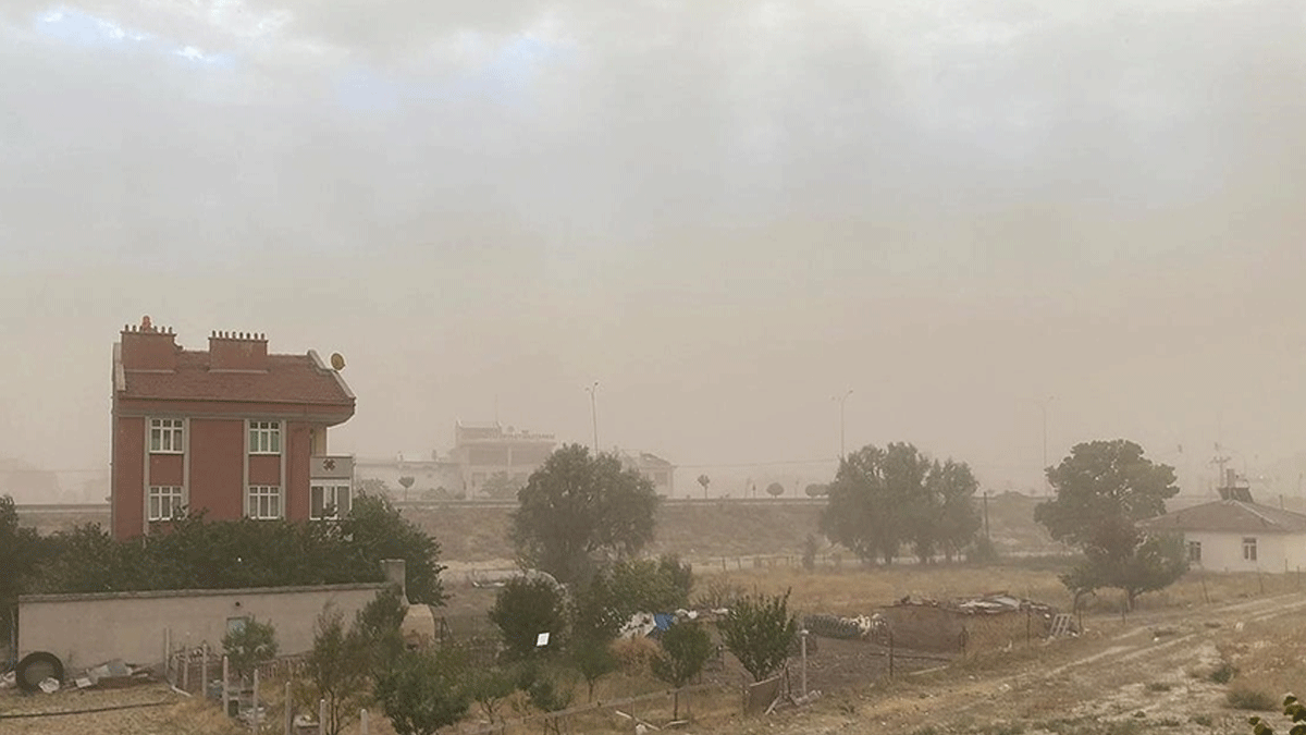 Konya'da kum f�rt�nas�: Trafi�i olumsuz etkiledi, g�r�� mesafesi d��t�