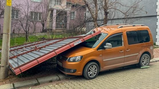 U�ak'ta f�rt�na hayat� olumsuz etkiledi: �at�lar u�tu, a�a�lar devrildi