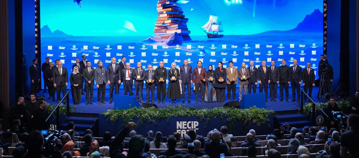 �stad'�n miras�na vefa! Necip Faz�l �d�lleri 12'nci kez sahiplerini buldu