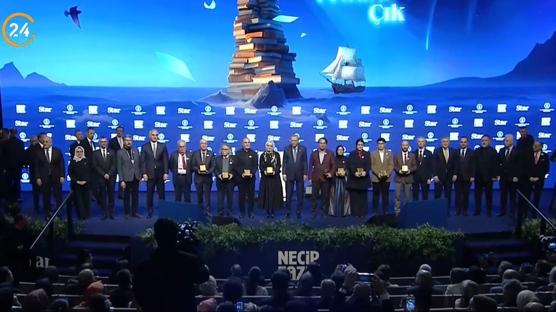 �stad'�n miras�na vefa! Necip Faz�l �d�lleri 12'nci kez sahiplerini buldu