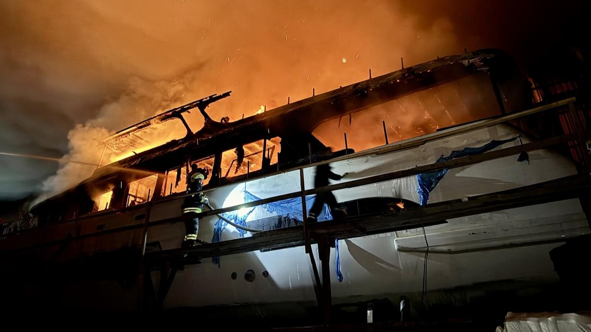 Fethiye'de tersanedeki teknede yang�n