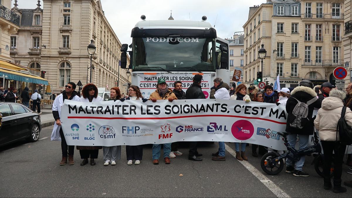 Fransa'da beyaz �fke: Doktorlar sokaklara doldu ta�t�