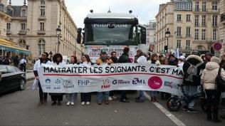 Fransa'da beyaz �fke: Doktorlar sokaklara doldu ta�t�