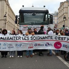 Fransa'da beyaz �fke: Doktorlar sokaklara doldu ta�t�