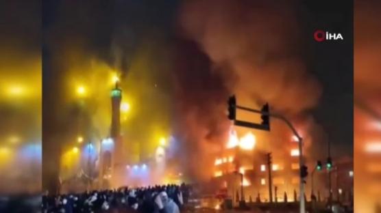 �ran'da protestolar kontrolden ��kt�: Cami ve belediye binas� ate�e verildi