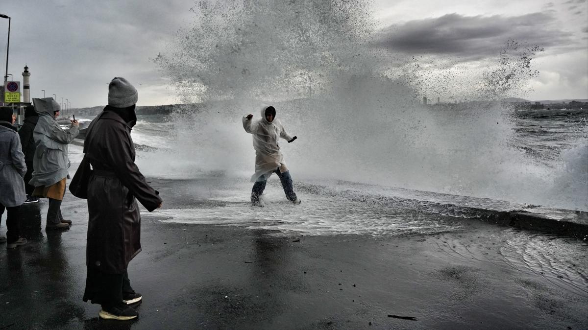 �stanbul'da sa�anak ve f�rt�na alarm�