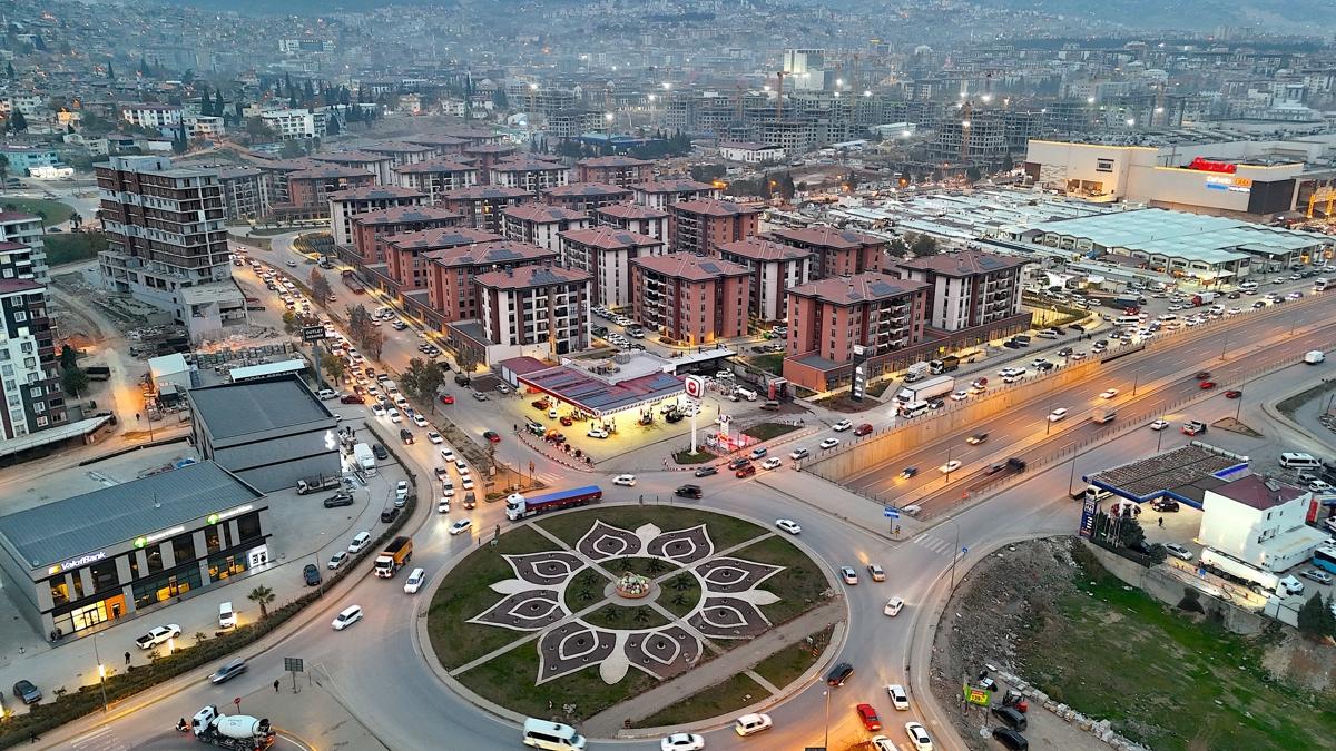 Kahramanmara�'ta afetin yaralar� sar�l�yor