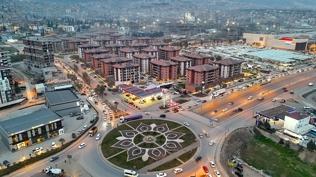 Kahramanmara�'ta afetin yaralar� sar�l�yor