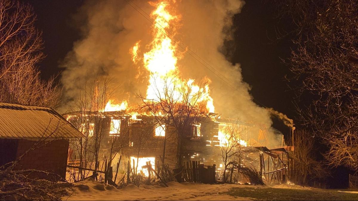 Karabük'te alevler geceyi aydınlattı: 200 yıllık tarihi yapı küle döndü