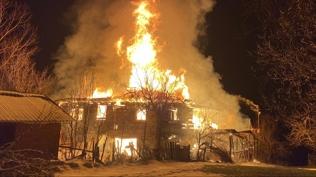 Karabük'te alevler geceyi aydınlattı: 200 yıllık tarihi yapı küle döndü