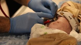 Mide ve ba��rsaklar� d��arda d�nyaya geldi! Nadir hastal�kta mucize kurtulu�