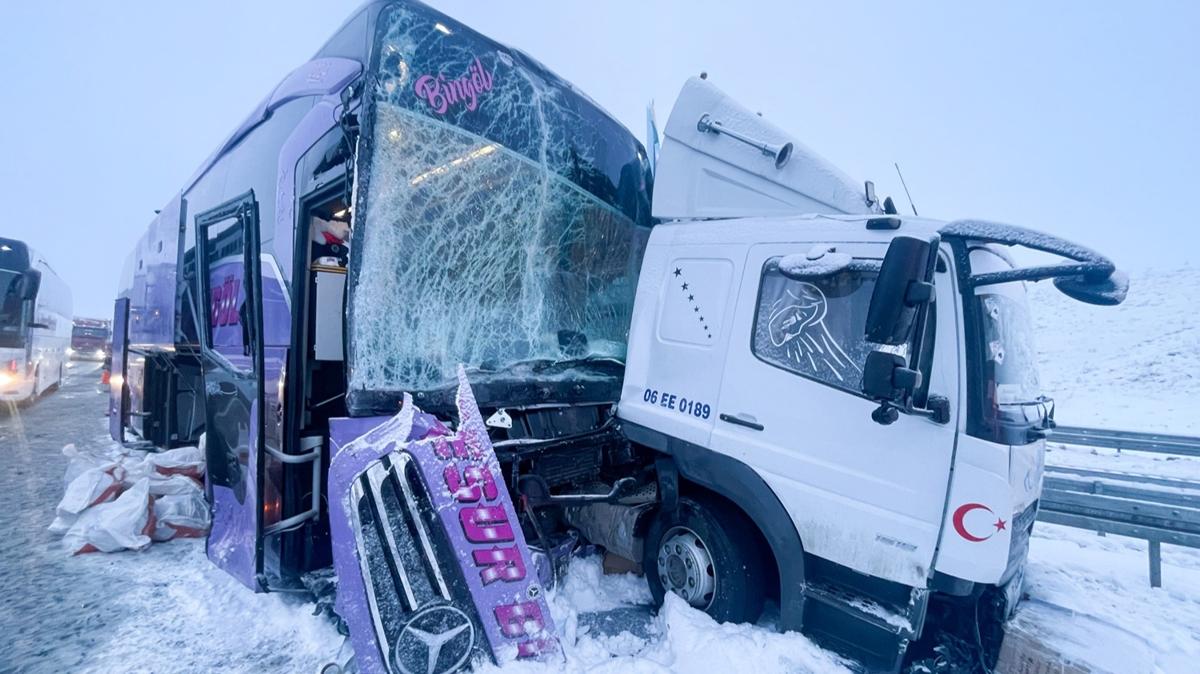 Yolcu otob�s� kamyona �arpt�: Yaral�lar var