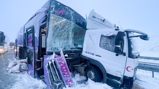 Yolcu otob�s� kamyona �arpt�: Yaral�lar var