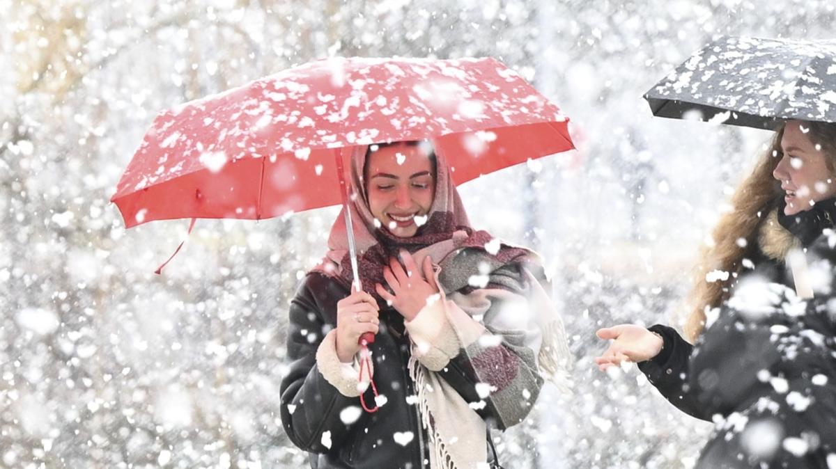 Ankara'da kar ya���� etkili oluyor: Ak�am saatlerine kadar etkili olmas� bekleniyor