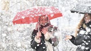 Ankara'da kar ya���� etkili oluyor: Ak�am saatlerine kadar etkili olmas� bekleniyor