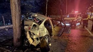 Bursa'da a�aca �arpan otomobildeki 2 ki�i a��r yaraland�