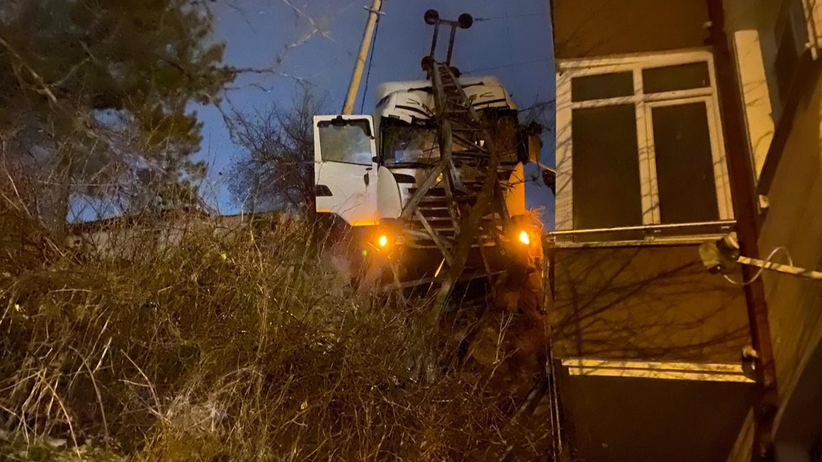 �ank�r�'da korkutan kaza... �arampole devrilmekten k�l pay� kurtuldu