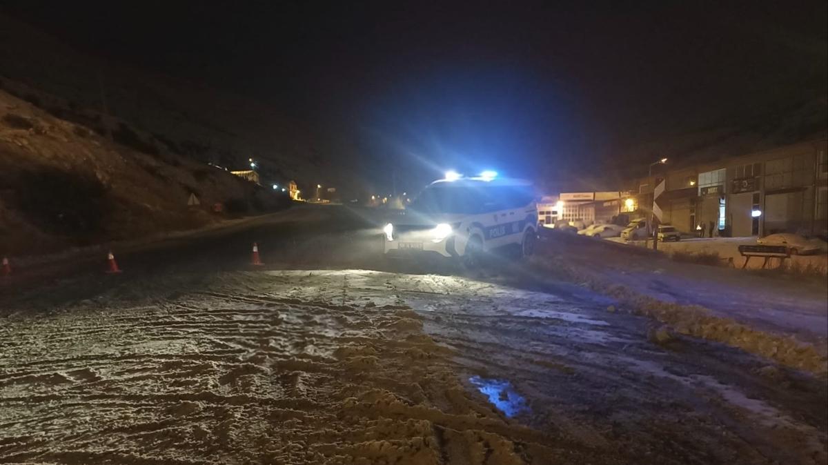 Kar trafi�i esir ald�... Sivas-Kayseri kara yolu ula��ma kapand�