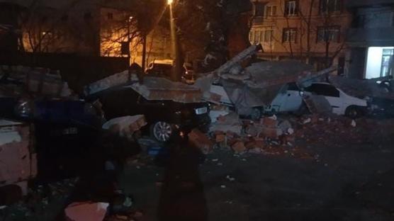 Kuvvetli r�zgar otopark duvar�n� devirdi: 10 ara� molozlar alt�nda kald�