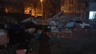 Kuvvetli r�zgar otopark duvar�n� devirdi: 10 ara� molozlar alt�nda kald�