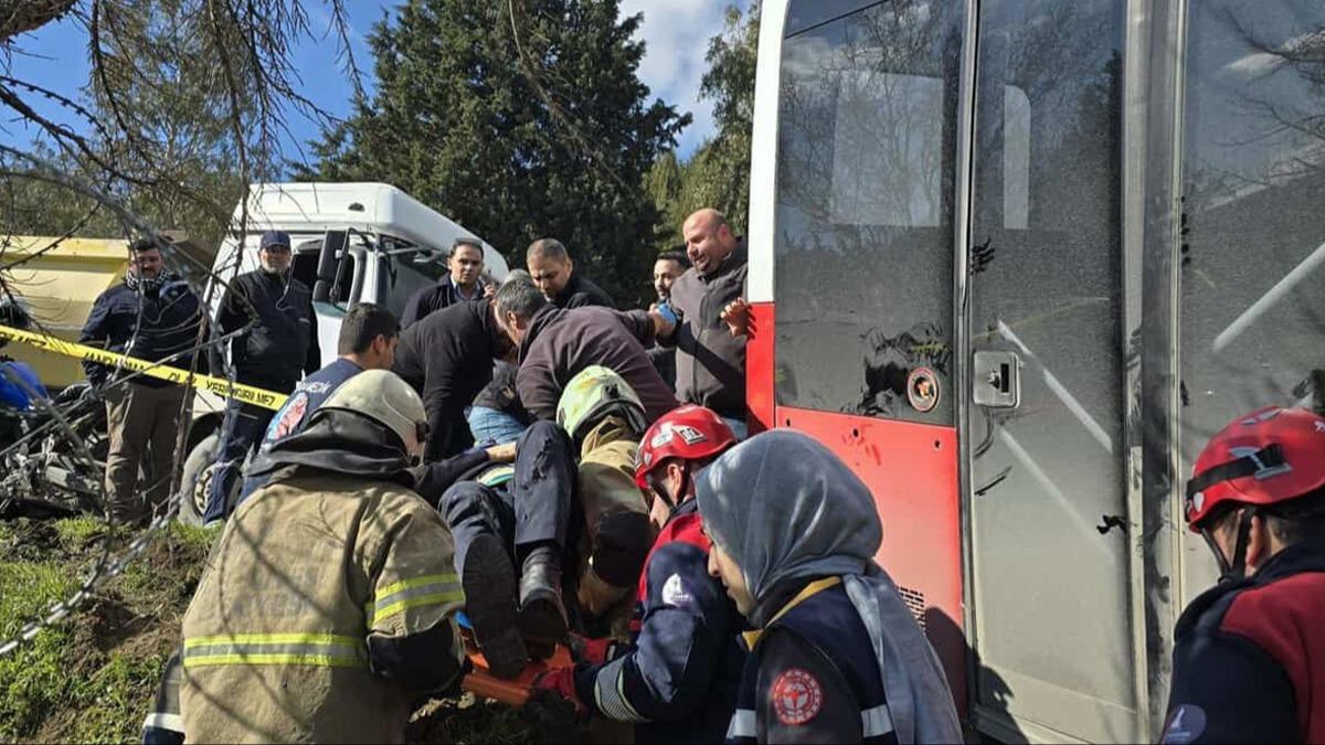 Belediye otobüsü ile panelvan çarpıştı! Can kaybı ve yaralılar var
