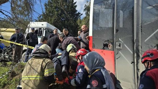 Belediye otob�s� ile panelvan �arp��t�! Can kayb� ve yaral�lar var