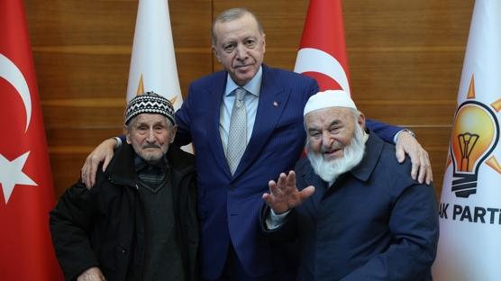 Cumhurba�kan� Erdo�an, D�zce'den gelen vatanda�larla g�r��t�