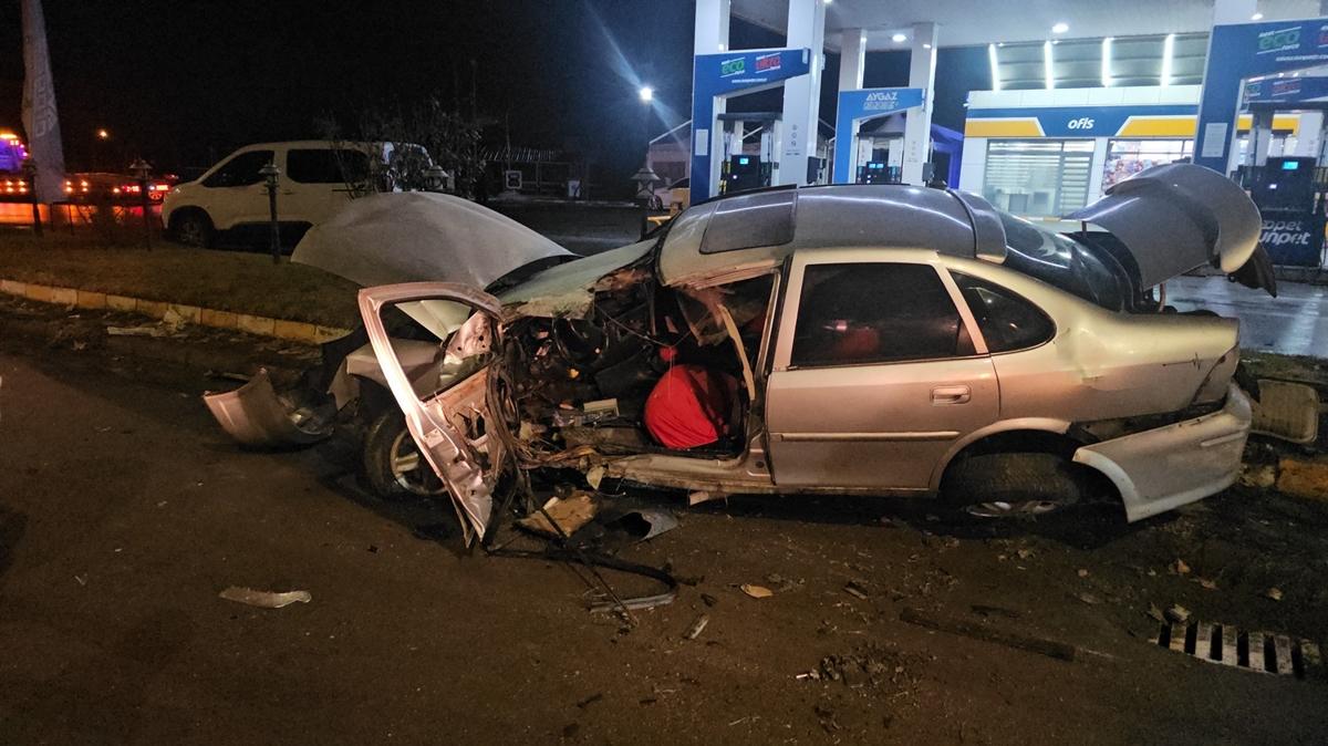 Erzincan'da otomobil akaryakıt istasyonunun panosuna çarptı: 1 kişi yaralandı