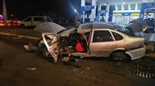 Erzincan'da otomobil akaryakıt istasyonunun panosuna çarptı: 1 kişi yaralandı