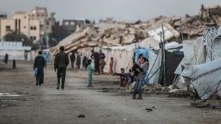 Gazze'deki Filistinliler, �srail soyk�r�m�n�n b�lgede insani felakete yol a�mas�n� protesto etti