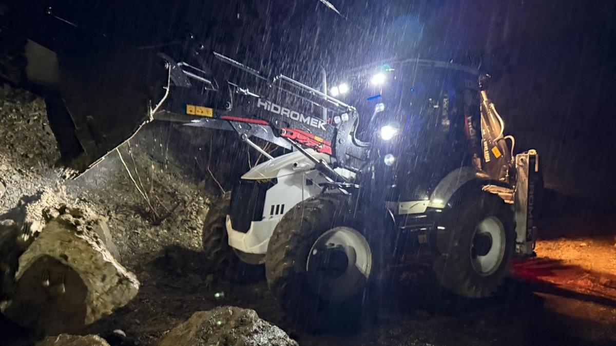 �stinat duvar� ��kt�: ara�ta 4 ki�i mahsur kald�