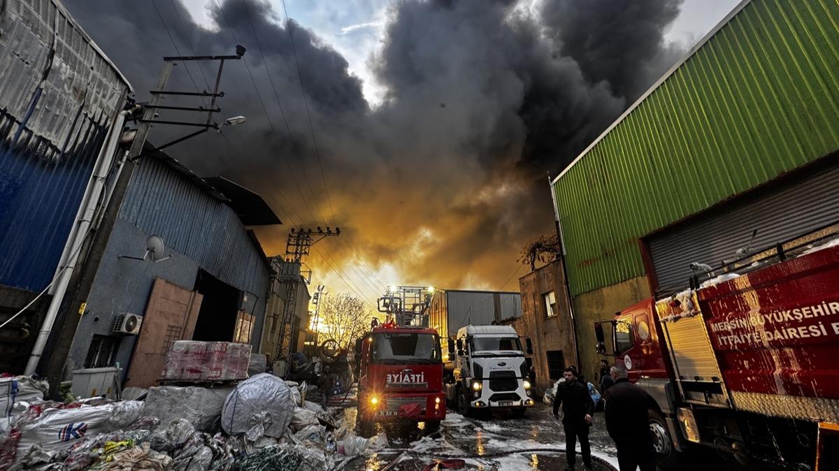 Mersin'de geri dönüşüm fabrikasının deposunda yangın