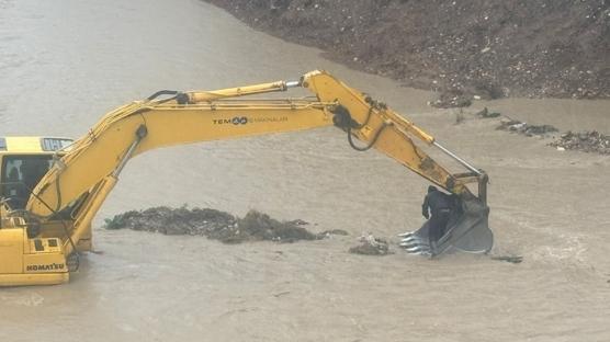 Mersin'de otomobil nehre d��t�