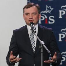 Yetkiyi k�t�ye kullanmakla su�lan�yordu... Macaristan, Polonyal� eski bakana s���nma hakk� tan�d�