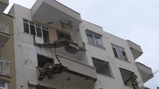 2 dairenin balkonu ��kt�! CHP'li belediyeye tepki b�y�d�: Can kayb� olduktan sonra m� m�dahale edilecek?