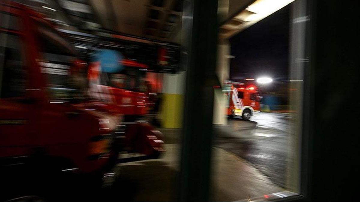 Bah�elievler'de �at� yang�n�: Alevler yan apartmana s��rad�