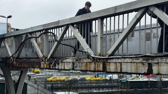 Bak�ms�z k�pr�den kopan demir arac�na sapland�