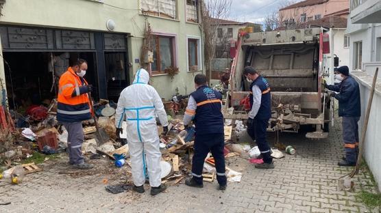 Bursa'da ��p ev vakas�: 9 kamyon at�k ��kar�ld�