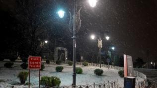 �stanbul'da kar aral�klarla s�r�yor