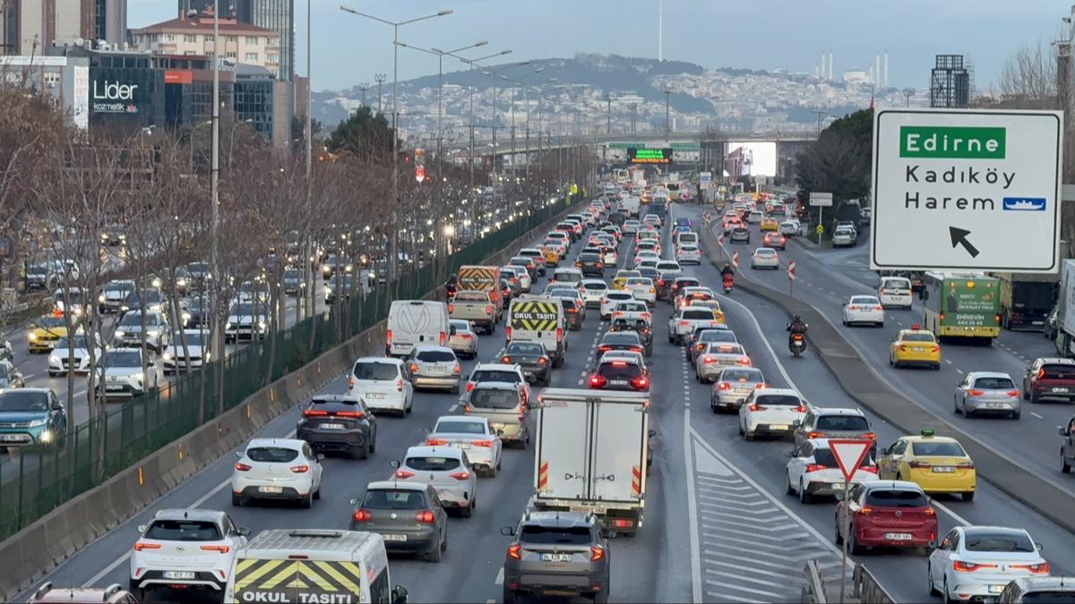 �stanbul'da trafik yo�unlu�u: Harita k�pk�rm�z� oldu