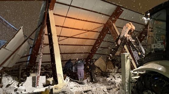 Kahramanmara�'ta ah�r�n �at�s� kara dayanamad�: 18 b�y�kba� hayvan telef oldu