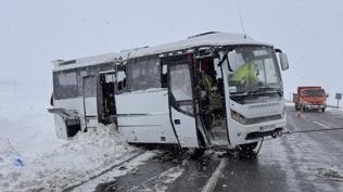 Kayseri'de cenazeye giden midibüs devrildi: Çok sayıda yaralı ve ölü var