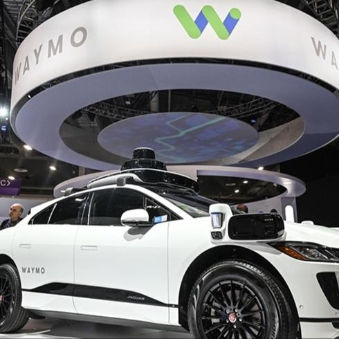 S�r�c�s�z ara� Waymo raylarda durdu; Yolcu ara�tan ka�arak kurtuldu