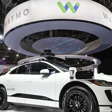 S�r�c�s�z ara� Waymo raylarda durdu; Yolcu ara�tan ka�arak kurtuldu