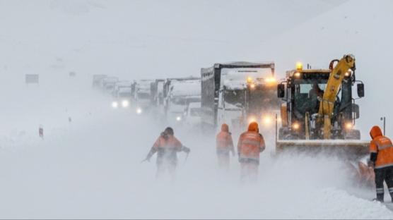 Y�ksekova-�emdinli yolu kara teslim! Ula��m durdu
