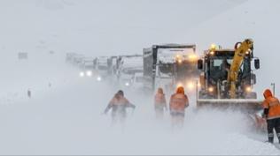 Y�ksekova-�emdinli yolu kara teslim! Ula��m durdu